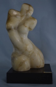 NORMA D'IPPOLITO , DESNUDO FEMENINO, escultura de alabastro. Alto toal: 41,5 cm.