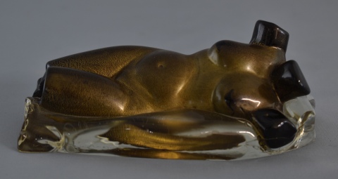 TORSO FEMENINO, de vidrio de Murano neutro y dorado. Al dorso inciso marcado Barbini Alfredo 1948. Largo: 15,5 cm.