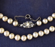 Collar de perlas Majorica, en su estuche original.