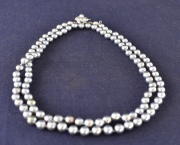 Collar de perlas Majorica plateadas, en estuche original.
