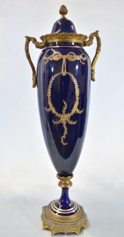 Anfora de Sevres azul cobalto, firmada. Gilles. Alto: 39,5 cm.