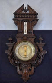 Barómetro termómetro con barandilla. especialmente realizado para R. Bossi & Cia. Buenos Ayres. Alto: 85 cm.