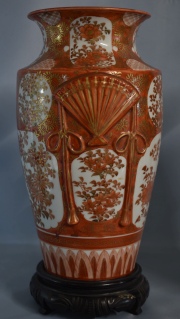 Par de vasos Kutani , porcelana con esmalte coral, con bases. Peq. restauro. Alto sin bases: 30 cm.