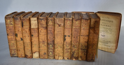 PETITE BIBLIOTHEQUE DES THEATRES. Paris 1785. Deterioros. 12 Vol.