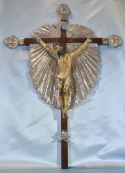 Crucifijo Altoperuano con ráfagas. Cristo de madera, deterioros. Alto: 87 cm