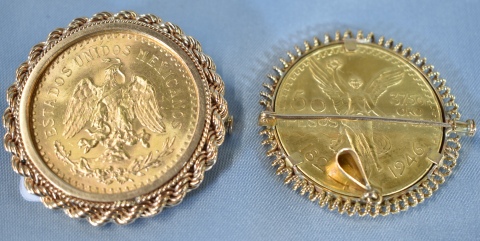 Dos broches con Mejicanos de oro. de 50 Pesos. Años 1945 y 1946. Peso cada una: 52 y 58 gr. Total: 110 gr.