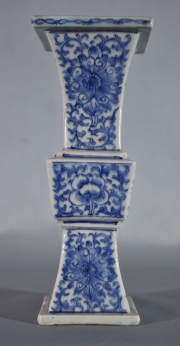 Vaso cuadrangular porcelana azul y blanco.