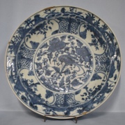Plato Chino hondo, porcelana con esmalte azul, cachaduras. Diámetro: 40 cm.
