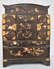 Gabinete Japonés en miniatura. Motivo de aves y flores, con incrustaciones de nácar. Saltaduras. Alto: 47 cm.