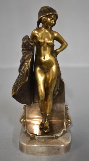 Dama, escultura en bronce. Vestido batiente. Alto: 16 cm.