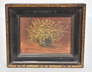 Vaso con flores, óleo. Miniatura. firmada en forma ilegible abajo a la derecha. Mide: 7 x 9 cm.