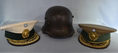 Tres Piezas: 2 gorras militares y un casco.
