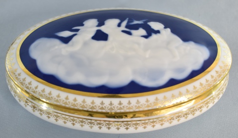 Dos carameleras de porcelana de Limoges distintas. Largo: 17 cm. Diámetro: 13 cm.
