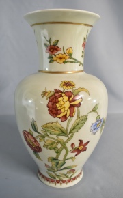 Johann Seltmann, porcelana de Bavaria, decoración de flores. 30 cm.