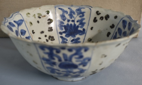 Dos bowls chinos diferentes. Cascaduras. Diámetro: 16 y 19,5 cm.