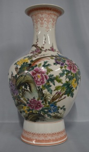 Vaso oriental forma de balaustre , decoración de flores y aves. Fisura. Alto: 59 cm.
