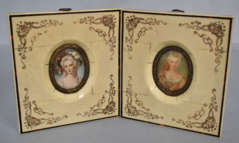 Dos miniaturas Damas, grabados coloresados, marcos con guirnaldas. Alto marco: 13 cm.