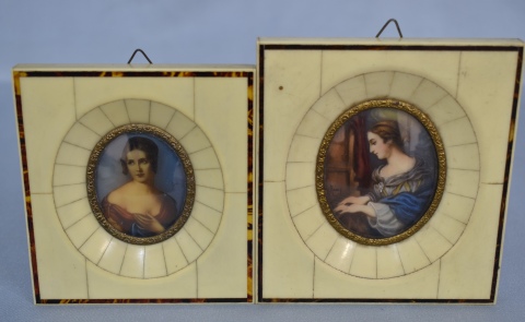 Dos miniaturas Damas, marcos con filetes de carey. Alto marcos: 10,5 y 11,5 cm.