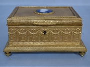 Cofre alhajero de bronce con miniatura azul en la tapa. Frente: 16,3 cm.