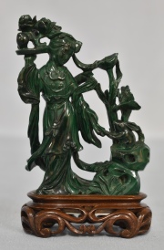 Mujer con flor y conejo, talla china en piedra verde, con base. Mínimas cachaduras. Alto total: 12 cm.