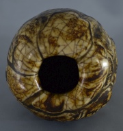 Vaso cerámica, esmalte beige chorreado. Alto: 16 cm.