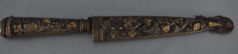 Cuchillo de plata 800 con vaina, hoja Tandil. Largo hoja: 16,5 cm. Largo total: 29 cm.
