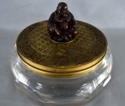 Caramelera cristal, tapa de bronce con buda. Alto: 22 cm.