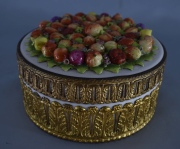 Caja circular porcelana, tapa con frutos en relieve.