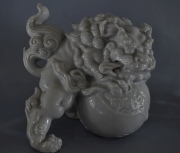 Dos Perros de fo de porcelana Blanc de Chine. Alto: 23 cm.