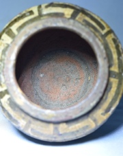 Vaso chino de cerámica, boca circular. Alto: 11,5 cm.