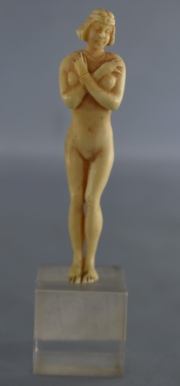 Desnudo femenino, marfil, base de acrílico.