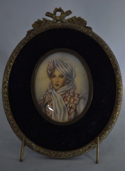 Miniatura oval, Dama, marco bronce. Alto miniatura: 9 cm. Marco: 18 cm.