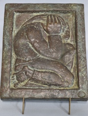 Mujer arrodillada, placa de bronce. Mide: 17,5 x 15 cm.