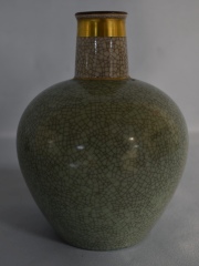Vaso celadon craquele. Royal Copenhagen. Alto: 16 cm. Numerado 457/3593.