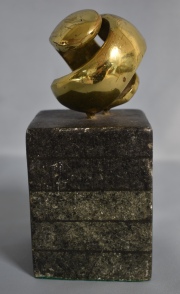 Escultura bronce dorado con base. Alto total: 17 cm.