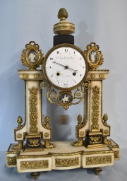 Reloj de mesa Luis XVI, mármol y bronce, relojero Joseph Gay. Deterioros. Alto 50 cm.