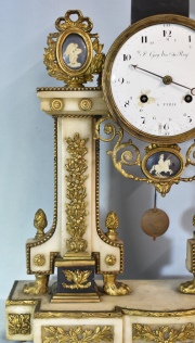 Reloj de mesa Luis XVI, mármol y bronce, relojero Joseph Gay. Deterioros. Alto 50 cm.