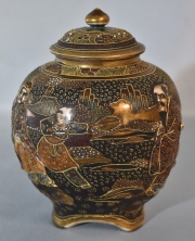 Vaso Satsuma con tapa. De cerámica japonesa. Alto: 18 cm.