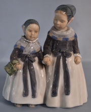Dos Niñas, grupo de porcelana Royal Copenhagen. Blanca y azul. Alto19.5 cm.
