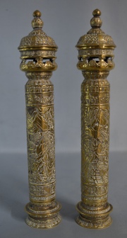 Par de Especieros de bronce cincelado. (tipo columnas). Con tapas. Alto 27 cm.
