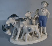 Grupo Pastorcillo con rebaño, porcelana Bavaria. Frente: 22 cm.  Alto: 18 cm.