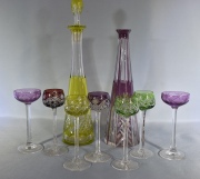 Siete copas de cristal, de color, 3 con averías y 2 botellones, uno sin tapón. Total: 9 piezas. Alto botellón: 35 cm. .