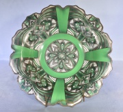 Plato Noritake, esmalte verde y plateado. Restaurado. Diámetro: 28 cm.
