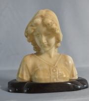 Figura de mujer, escultura en marmolina. Base de madera. Alto: 20 cm.