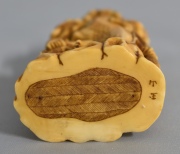 Okimono, talla japonesa de marfil. (Guerreros). Alto: 8,3 cm.