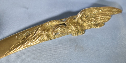 Corta Papel, E. Herzig, de bronce con figura de águila. . Largo 28 cm.