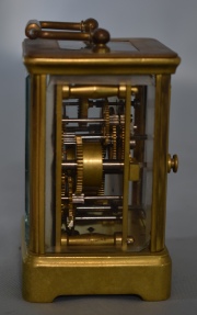Reloj de viaje francés de bronce. Cuadrangular. Alto: 9 cm.