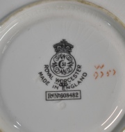 Ocho tazas de porcelana: 1 Royal Worcester , 1 japonesa y 6 europeas.