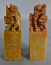 Personajes sobre leones, dos piedras chinas talladas. Alto: 10,3 cm.