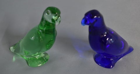 Dos Aves de Baccarat, azul y verde. Alto: 10 cm.